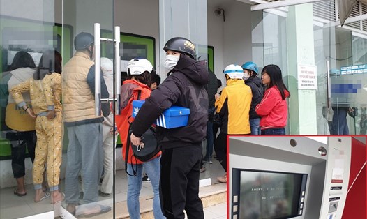 Công nhân xếp hàng chờ rút tiền từ máy ATM tại Khu công nghiệp Bắc Thăng Long. Ảnh: Tùng Giang.