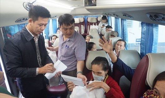 Lãnh đạo Bệnh viện Trung ương Huế trao quà cho các bệnh nhân trên chuyến xe miễn phí về quê đón Tết.