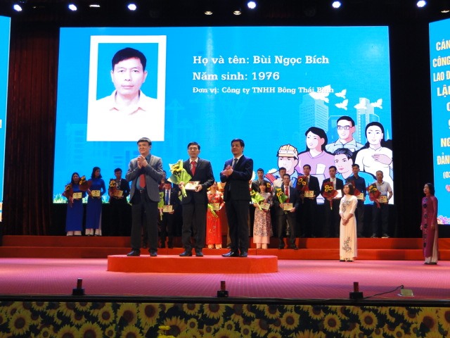 Đồng chí Nguyễn Hồng Diên, Ủy viên Trung ương Đảng, Bí thư Tỉnh ủy, Chủ tịch Hội đồng Nhân dân tỉnh Thái Bình và đồng chí Lê Cao Thắng- Ủy viên Ban Chấp hành, Phó Trưởng ban phụ trách Ban Tuyên giáo Tổng Liên đoàn Lao động Việt Nam tuyên dương các đảng viên là công nhân lao động tiêu biểu.