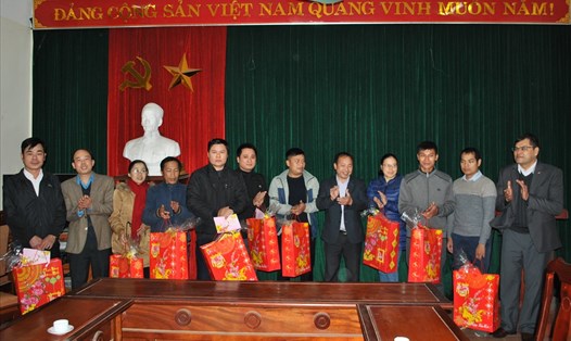 Đồng chí Vi Văn Nghĩa - Chủ tịch Liên đoàn Lao động tỉnh trao quà tại Công ty TNHH MTV Lâm nghiệp Bắc Kạn