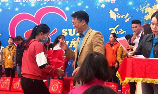 Phó Chủ tịch LĐLĐ tỉnh Nghệ An - Nguyễn Chí Công trao quà Tết cho công nhân lao động thị xã Hoàng Mai. Ảnh: Phúc Đông
