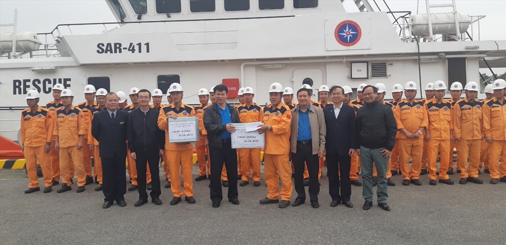 Đoàn công tác của Công đoàn Giao thông Vận tải Việt Nam tặng quà CNLĐ. Ảnh: V.C