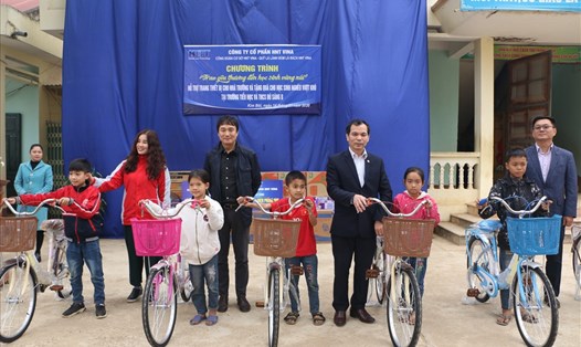 Các em học sinh nhận xe đạp tại chương trình.
