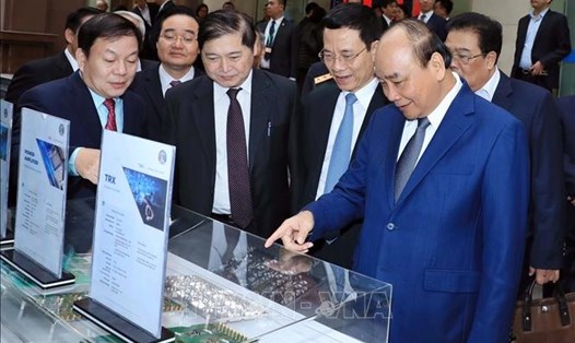 Thủ tướng Nguyễn Xuân Phúc thăm gian trưng bày kinh tế số tại Hội nghị tổng kết công tác Bộ TTTT năm 2019. Ảnh: N.THẮNG