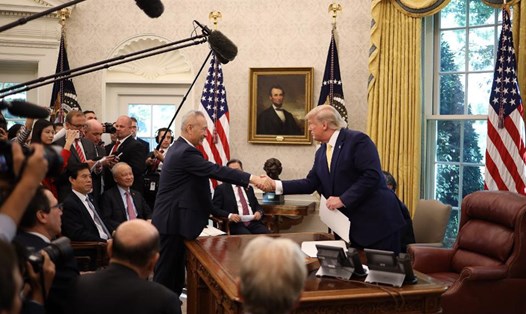 Tổng thống Mỹ Donald Trump ký thoả thuận thương mại giai đoạn 1 với Phó Thủ tướng Trung Quốc Lưu Hạc tại Nhà Trắng. Ảnh: Getty Images