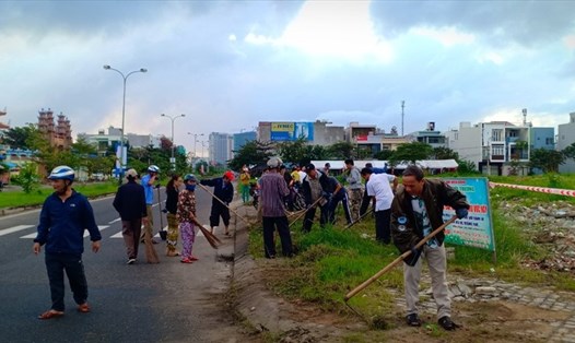 Người dân Đà Nẵng đồng loạt tham gia ngày thứ 7 và chủ nhật Xanh - Sạch - Đẹp để dọn dẹp phố phường đón Tết.