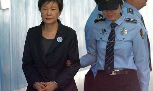 Cựu Tổng thống Hàn Quốc Park Geun-hye bị còng tay ra toà. Ảnh: AP