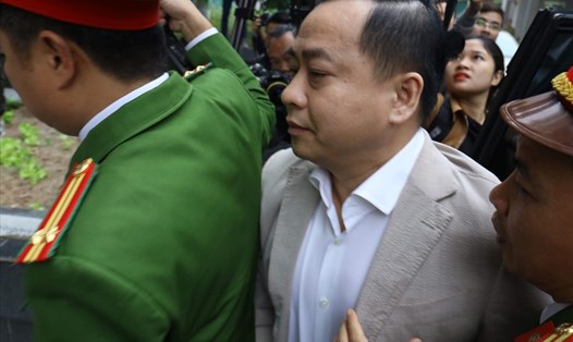 Bị cáo Vũ "Nhôm" bị dẫn giải vào phòng xét xử sớm nhất trong vụ án thâu tóm đất công sản tại Đà Nẵng.