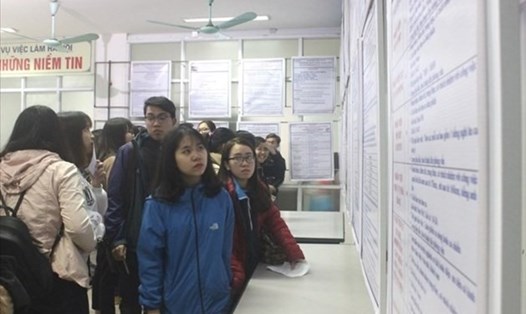 Người lao động tìm kiếm việc làm tại Trung tâm dịch vụ việc làm Hà Nội. Ảnh PV.