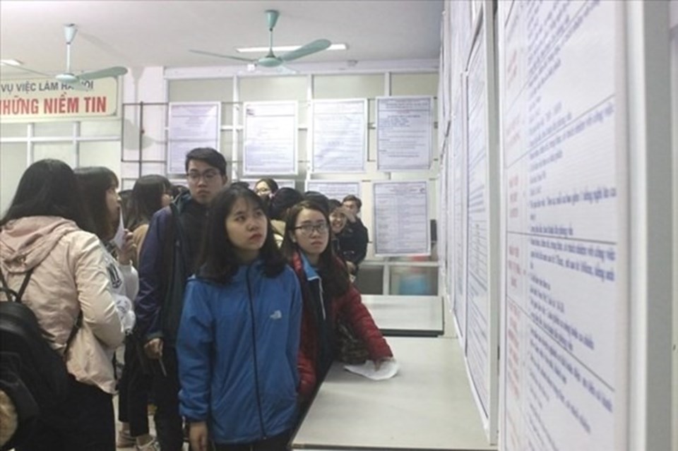 Người lao động tìm kiếm việc làm tại Trung tâm dịch vụ việc làm Hà Nội. Ảnh PV. Người lao động tìm kiếm việc làm tại Trung tâm dịch vụ việc làm Hà Nội. Ảnh PV.