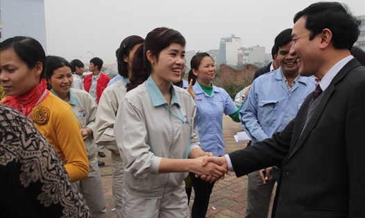 Chủ tịch Công đoàn các Khu công nghiệp - chế xuất Hà Nội Đinh Quốc Toản thăm hỏi công nhân lao động. Ảnh: CĐ KCN