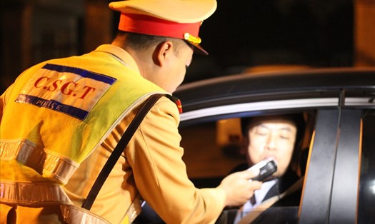Cảnh sát giao thông đưa vào thiết bị mới kiểm tra nồng độ cồn các tài xế. Ảnh T.Vương