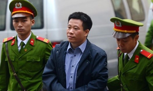 Cựu chủ tịch Oceanbank Hà Văn Thắm (áo tối màu) trong phiên tòa sơ thẩm tháng 3.2017.
