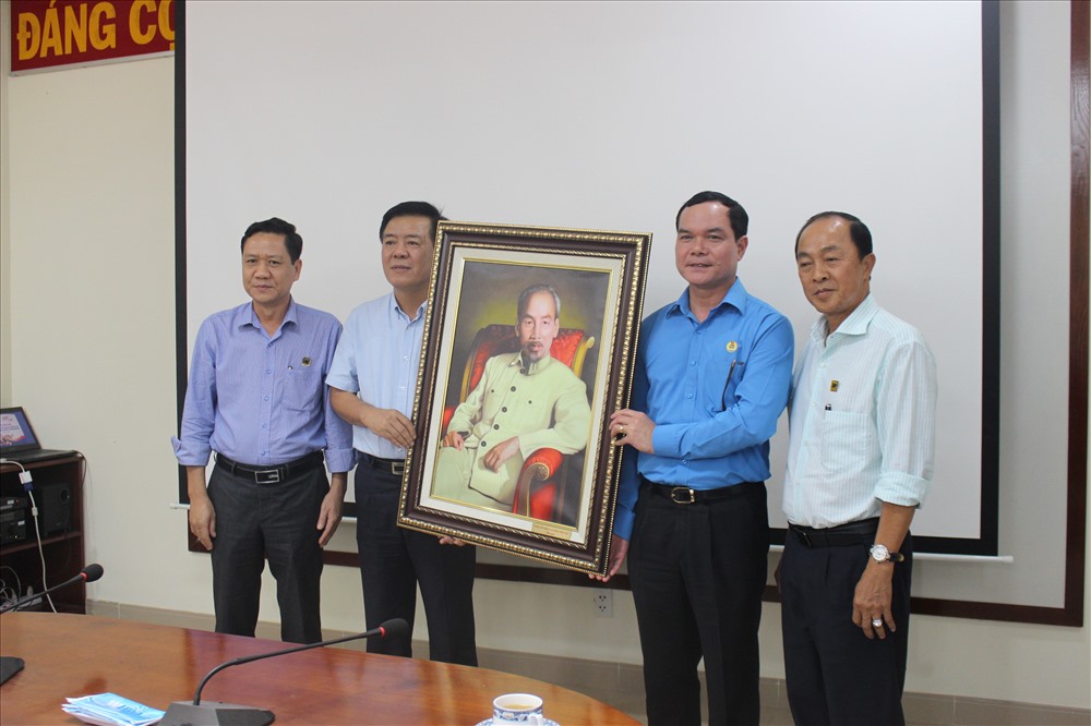 Chủ tịch Tổng LĐLĐ Việt Nam Nguyễn Đình Khang tặng tranh lưu niệm cho CĐCS Công ty cổ phần Phân bón Bình Điền. Ảnh: K.Q
