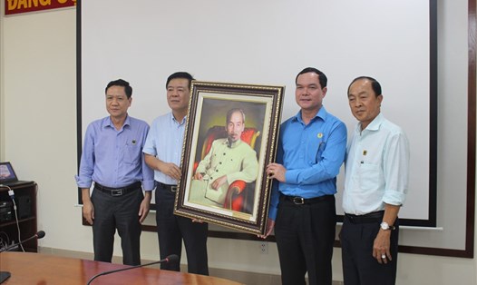 Chủ tịch Tổng LĐLĐ Việt Nam Nguyễn Đình Khang tặng tranh lưu niệm cho CĐCS Công ty cổ phần Phân bón Bình Điền. Ảnh: K.Q