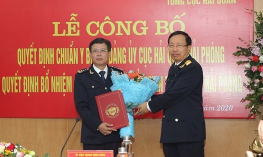 Cục trưởng Tổng Cục Hải quan Nguyễn Văn Cẩn trao quyết định bổ nhiệm chức Cục trưởng Cục Hải quan Hải Phòng cho ông Nguyễn Duy Ngọc