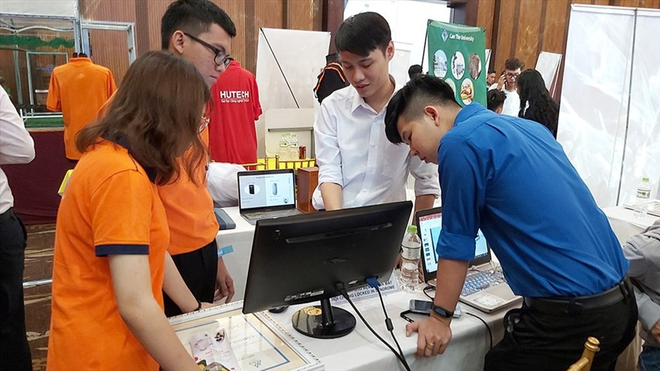 Các bạn trẻ trưng bày sản phẩm của mình tại hội thảo khởi nghiệp. Ảnh: QUỲNH NHƯ Các bạn trẻ trưng bày sản phẩm của mình tại hội thảo khởi nghiệp. Ảnh: QUỲNH NHƯ