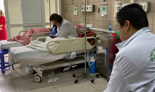 Bệnh nhân ngộ độc rượu đang cấp cứu tại Trung tâm Chống độc - Bệnh viện Bạch Mai. Ảnh: PV