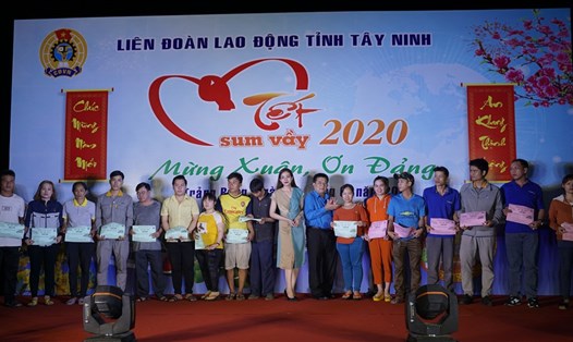 Các đại biểu trao tặng quà và vé xe cho CNLĐ về quê đón Tết Canh Tý năm 2020.