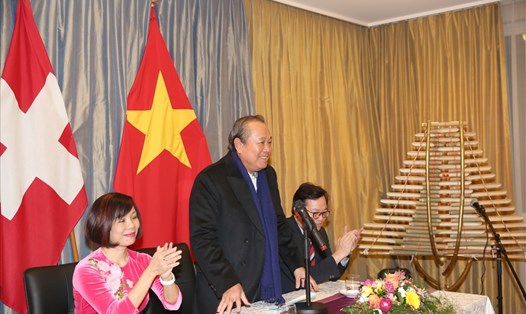 Phó Thủ tướng Thường trực Chính phủ Trương Hòa Bình nói chuyện thân mật với cộng đồng người Việt tại Thụy Sĩ. Ảnh: VGP.