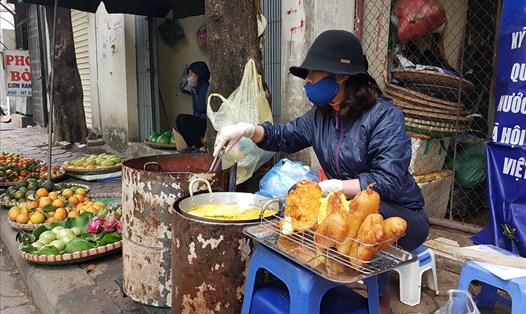 Chị Nguyễn Phương Huyền (38 tuổi, ở Dịch Vọng Hậu) vẫn ngồi rán từng chiếc bánh bán cho khách để kiếm thêm thu nhập dịp cuối năm.