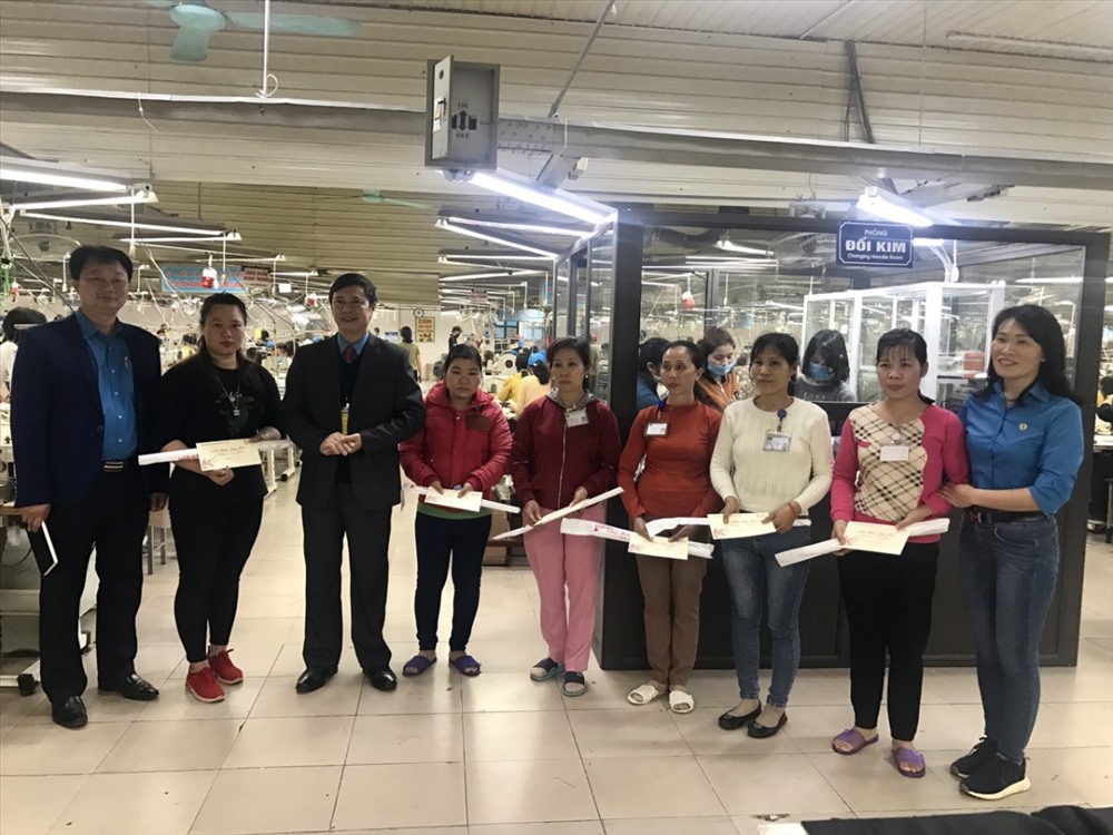 Đồng chí Nguyễn Văn Cảnh, Chủ tịch Liên đoàn Lao động tỉnh Bắc Giang tặng quà cho công nhân lao động có hoàn cảnh khó khăn.