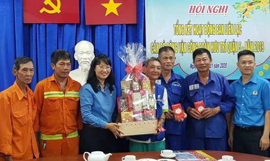 Bà Trần Thị Diệu Thúy - Chủ tịch LĐLĐ TP.Hồ Chí Minh - tặng quà cho Nghiệp đoàn rác dân lập quận 5. Ảnh H.Đ