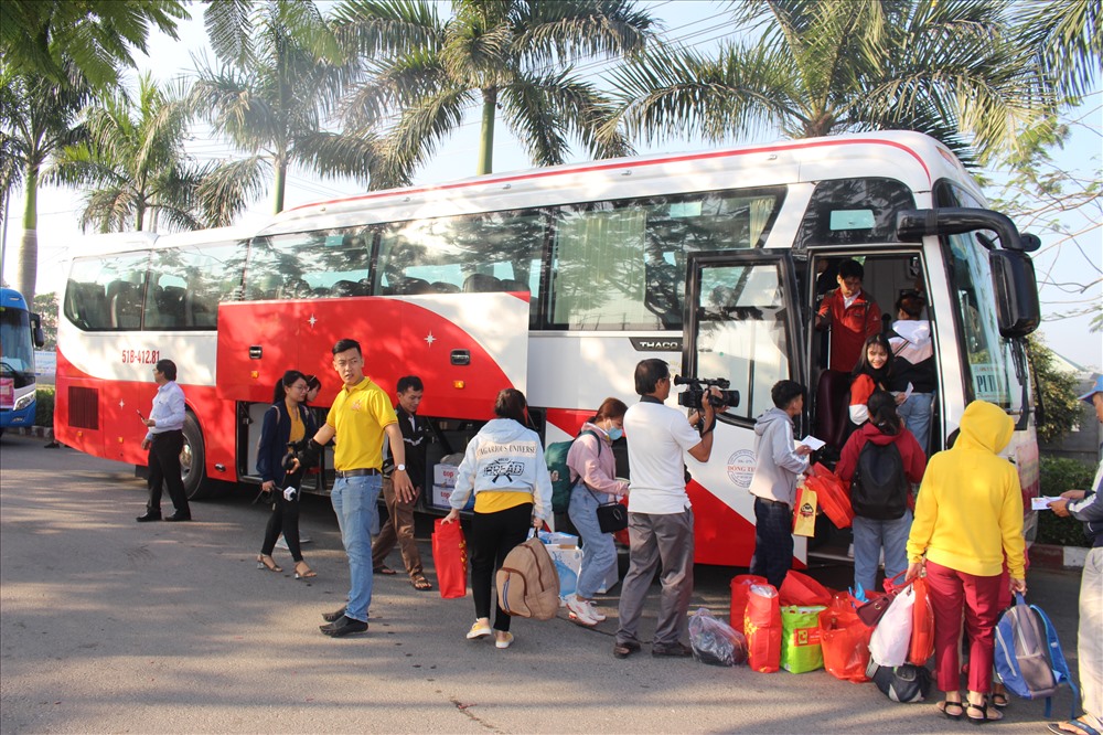 CNLĐ về quê đón Tết theo chương trình của LĐLĐ tỉnh Long An. Ảnh: K.Q