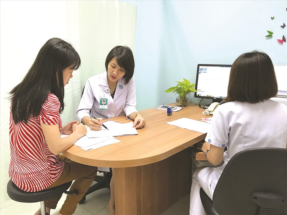 Sản phụ đang được các bác sĩ tư vấn. Sản phụ đang được các bác sĩ tư vấn.