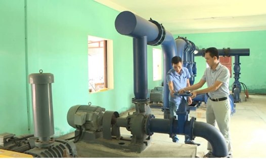 Công nhân nhà máy nước số 4 của Công ty Toàn Thịnh vận hành máy máy nước.Ảnh KL