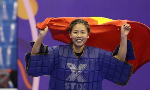 Vận động viên Đào Thị Hồng Nhung (Hải Phòng) giành huy chương Vàng môn Arnis tại SEA Games 30. Ảnh: FBNV