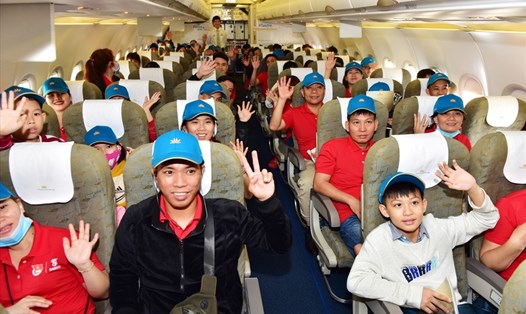 Vietnam Airlines đưa công nhân lao động tiêu biểu về quê đón Tết.