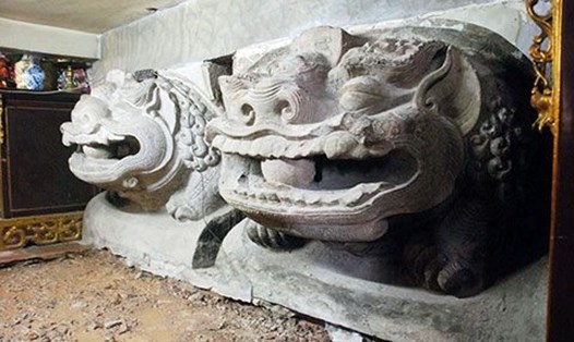 Tượng đôi sư tử đá đền - chùa Bà Tấm (Niên đại: Thế kỷ XII; hiện lưu giữ tại đền - chùa Bà Tấm, xã Dương Xá, huyện Gia Lâm, thành phố Hà Nội) được công nhận là bảo vật quốc gia. Ảnh VGP