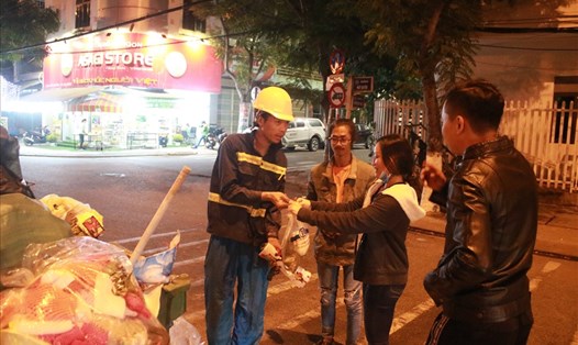 Các bạn trẻ tại Đà Nẵng gói bánh tét tặng anh chị công nhân vệ sinh môi trường. Ảnh: P.V