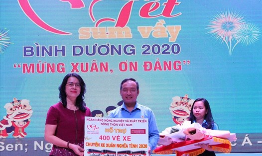 Phó Tổng Giám đốc Agribank Nguyễn Thị Phượng trao tượng trưng 400 vé xe cho NLĐ nghèo về quê ăn Tết.