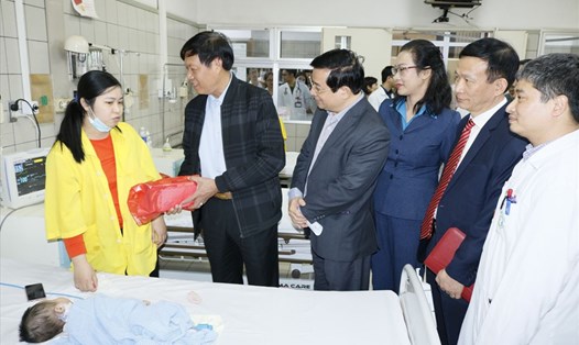 Thứ trưởng Bộ Y tế Đỗ Xuân Tuyên tặng quà cho bệnh nhân khi đi kiểm tra công tác trực Tết tại BV Bạch Mai. Ảnh: M.T