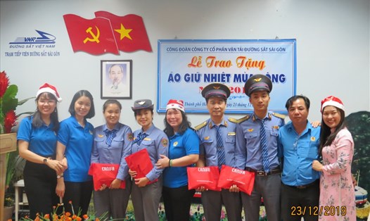 Công ty cổ phần Vận tải Đường sắt Sài Gòn trao tặng áo giữ nhiệt cho đoàn viên Công đoàn. Ảnh: N.T