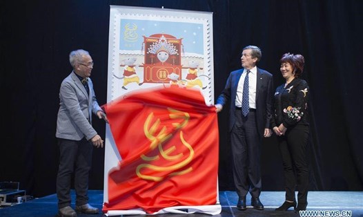 Thị trưởng Toronto John Tory (đứng thứ 2 bên phải) và một trong các nhà thiết kế Albert Ng (đứng đầu tiên bên trái) tham dự lễ khánh thành bộ tem kỷ niệm năm Canh Tý tại trung tâm văn hoá Trung Quốc ở Toronto, Canada ngày 16.1.2020. Ảnh: Xinhua