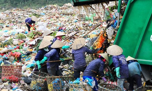 Hàng chục người dân và nhân viên Xí nghiệp quản lý bãi rác Khánh Sơn đã giúp tìm thấy 27 hộ chiếu bị mất ngày cận Tết