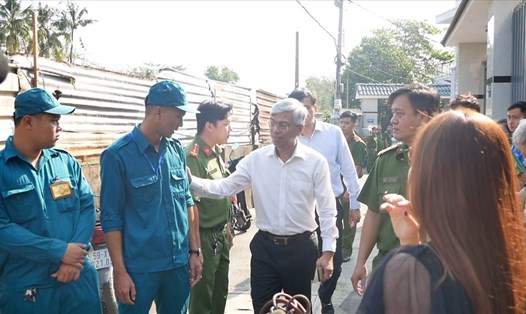 Ông Võ Văn Hoan - Phó Chủ tịch UBND TPHCM - thăm hỏi động viên các lực lượng làm nhiệm vụ và gia đình nạn nhân trong vụ cháy làm 5 người thiệt mạng sáng nay 27 Tết. Ảnh: AT