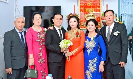 Bà Nguyễn Thị Hoà (thứ hai từ trái sang) trong ngày vui của con trai. Ảnh: GĐCC