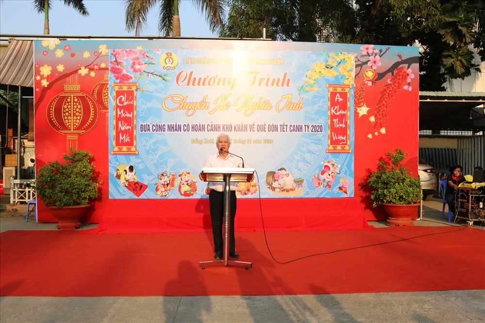 Bí thư Tỉnh ủy tỉnh Bình Phước Nguyễn Văn Lợi  phát biểu chúc tết anh em công nhân lao động tại chương trình "Chuyến xe nghĩa tình"