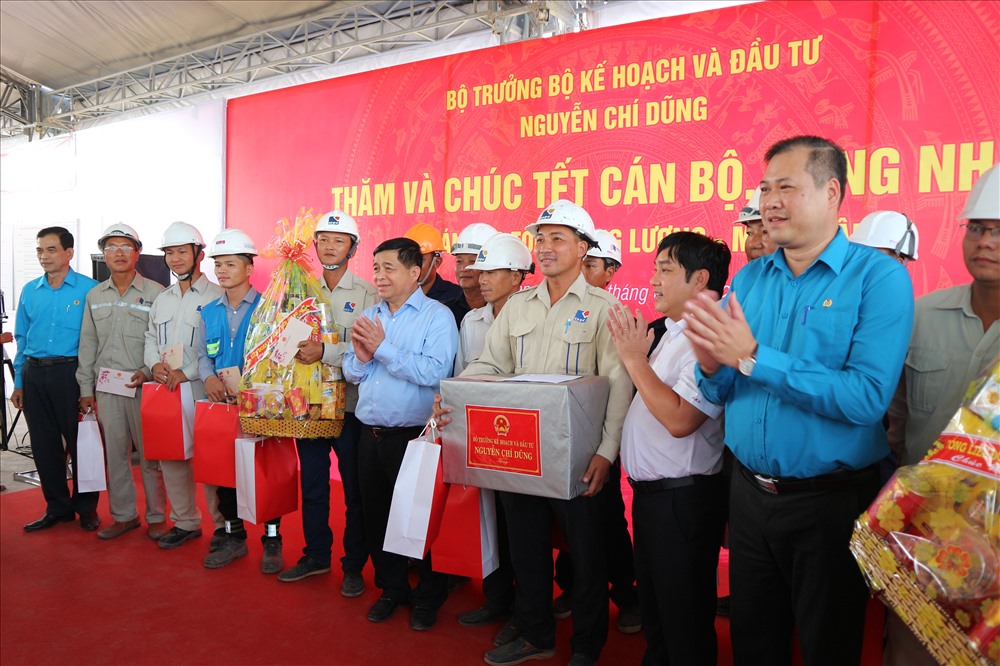 Bộ trưởng Bộ KHĐT Nguyễn Chí Dũng (giữa) và Ủy viện Đoàn Chủ tịch Tổng LĐLĐVN Nguyễn Minh Dũng (bìa phải) tặng quà cho CNLĐ trên công trình cao tốc Trung Lương - Mỹ Thuận. Ảnh: K.Q