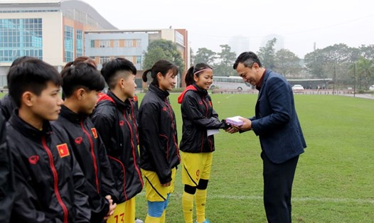 Phó Chủ tịch thường trực Trần Quốc Tuấn lì xì cho các thành viên đội tuyển nữ trước khi nghỉ Tết. Ảnh: VFF