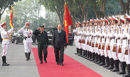 Thủ tướng Nguyễn Xuân Phúc duyệt đội danh dự. Ảnh: VGP/Quang Hiếu