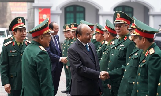 Thủ tướng Nguyễn Xuân Phúc thăm hỏi cán bộ Tổng cục II. Ảnh: VGP/Quang Hiếu