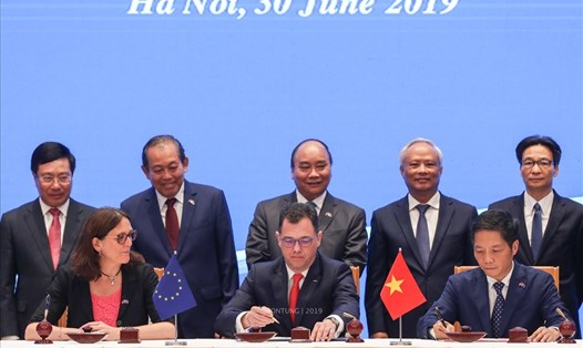 Bộ trưởng Bộ Công Thương Trần Tuấn Anh thay mặt Chính phủ Việt Nam ký kết hiệp định EVFTA. Ảnh: Sơn Tùng