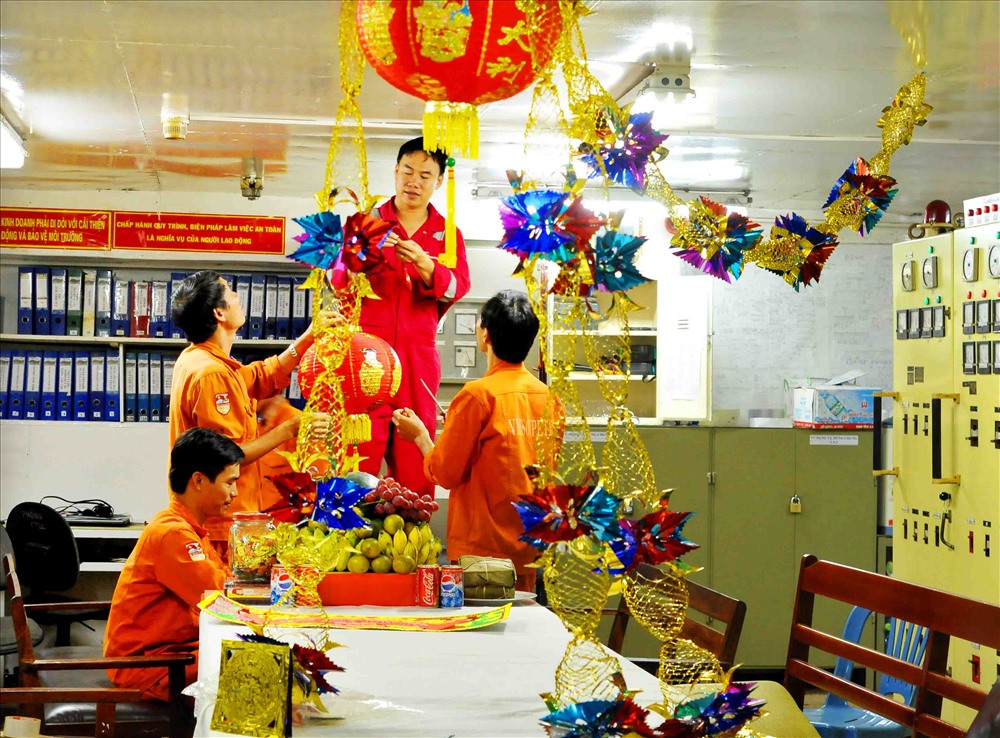Chuẩn bị đón năm mới trên giàn khoan. Ảnh: CĐ DK