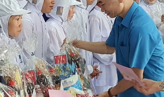 Đồng chí Trần Văn Thuật, Phó Chủ tịch Tổng LĐLĐ Việt Nam tặng quà cho công nhân huyện Cái Nước, tỉnh Cà Mau. Ảnh: Nhật Hồ