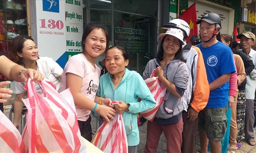 Tặng chút “Tết” cho người lao động nghèo tại Đà Nẵng
